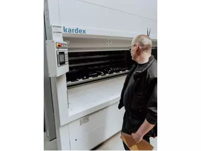 Kardex Lager: strukturierte Lagerhaltung, schneller Zugriff und transparente Bestände für reibungslose Abläufe in der Fertigung..jpg